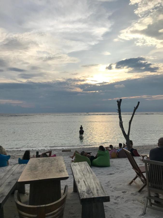 The Exile Sunset Bar & Bungalow 吉利特拉旺安 外观 照片
