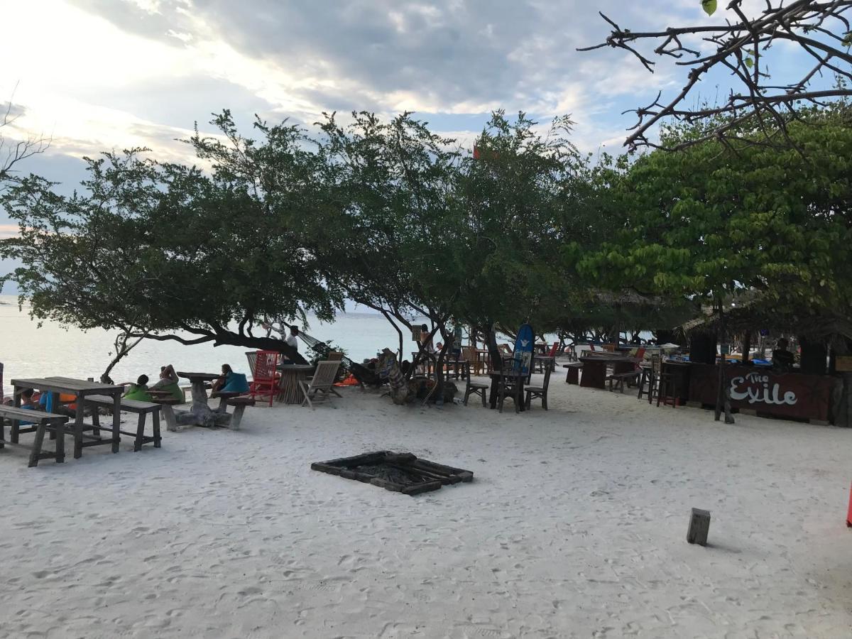 The Exile Sunset Bar & Bungalow 吉利特拉旺安 外观 照片
