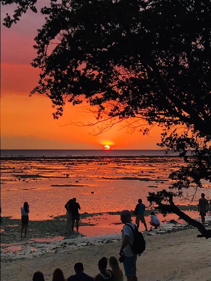 The Exile Sunset Bar & Bungalow 吉利特拉旺安 外观 照片