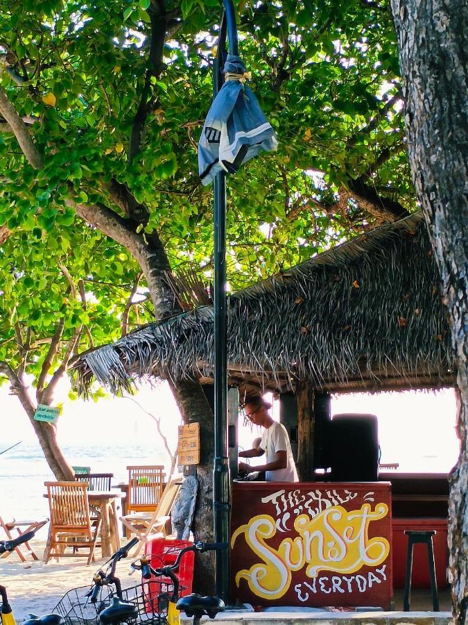 The Exile Sunset Bar & Bungalow 吉利特拉旺安 外观 照片