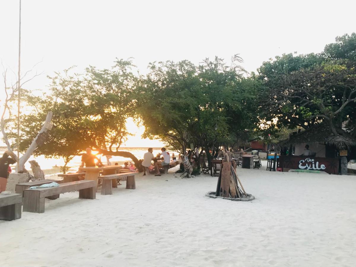 The Exile Sunset Bar & Bungalow 吉利特拉旺安 外观 照片